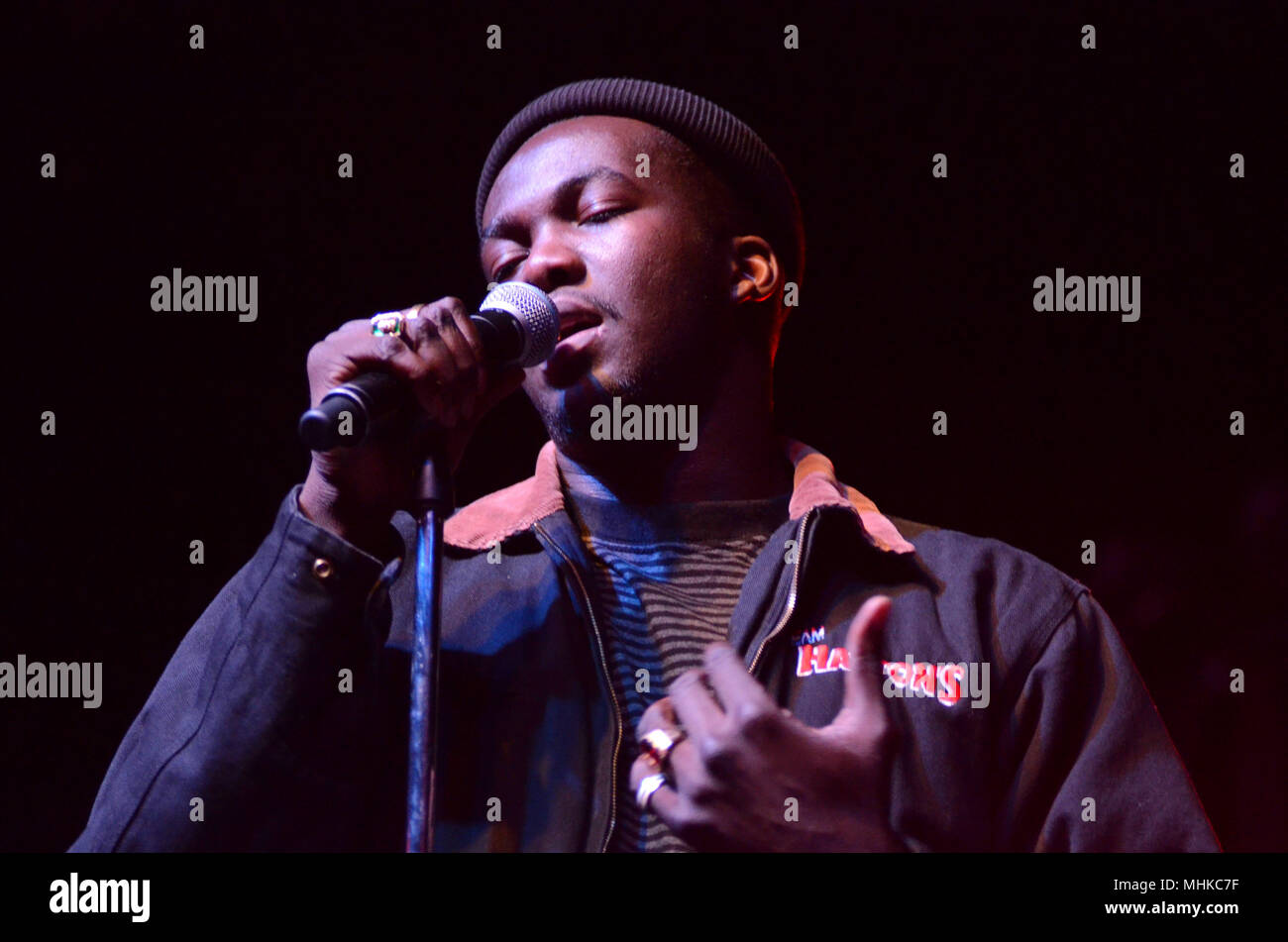 Milwaukee, Wisconsin, États-Unis. Apr 29, 2018. Chanteur et compositeur Jacob banques centrales remplit à la rave à Milwaukee, Wisconsin. Ricky Bassman/CSM/Alamy Live News Banque D'Images