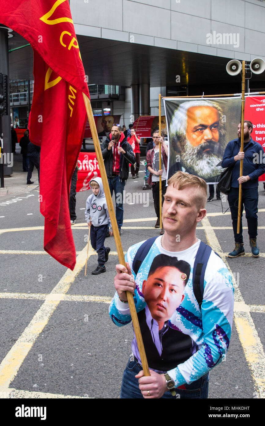 Londres, Royaume-Uni. 1er mai 2018. Un homme porte un chandail avec une image de Kim Jong-un lors de la journée annuelle de mars à mai marque la Journée internationale du travail par les représentants des syndicats et des partis socialiste et communiste d'un grand nombre de pays différents. Credit : Mark Kerrison/Alamy Live News Banque D'Images