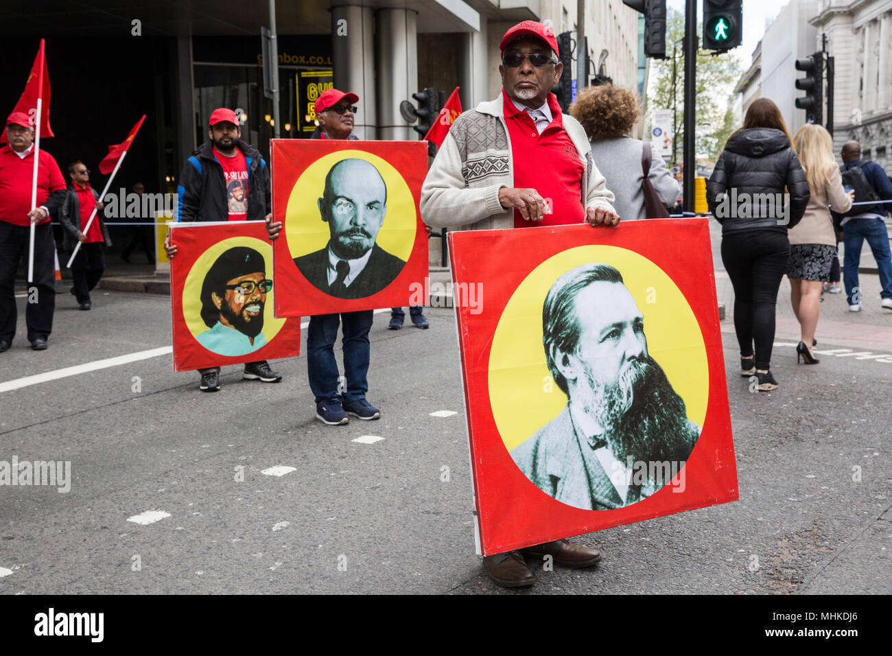 Londres, Royaume-Uni. 1er mai 2018. Des représentants de l'un des nombreux partis communistes d'autres pays participant à la Journée annuelle de mars à mai marque la Journée internationale du Travail organiser des images de Frederick Engels et Lénine. Credit : Mark Kerrison/Alamy Live News Banque D'Images