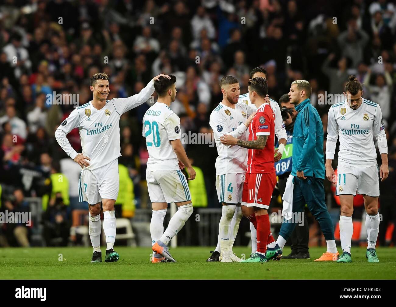 Madrid, Espagne. 1er mai 2018. Le Real Madrid Cristiano Ronaldo (1re L) la tête de coups de Marco Asensio quand célébrer leur avance après un deuxième demi-finale de la Ligue des Champions de football match entre jambe ?équipe espagnole Real Madrid et l'équipe allemande Bayern Munchen en Madrid, Espagne, le 1 mai 2018. Le match s'est terminé 2-2. Real Madrid avancé pour la finale avec 4-3 sur l'ensemble des deux. Credit : Guo Qiuda/Xinhua/Alamy Live News Banque D'Images