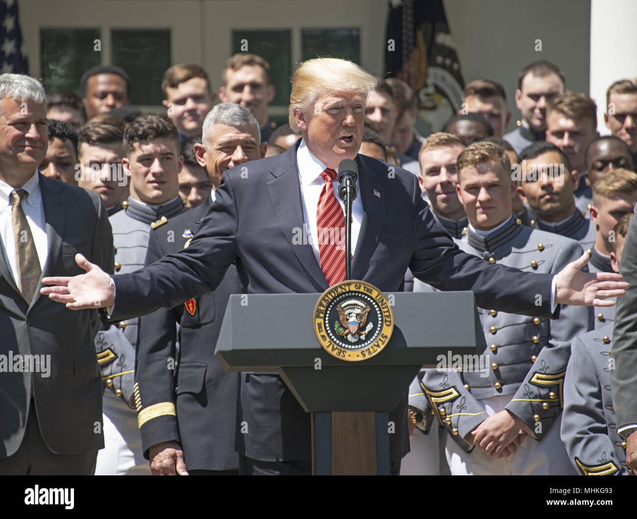 Le Président des Etats-Unis, Donald J. Trump rend les commentaires comme il présente le commandant en chef's trophée à l'équipe de football de l'Académie militaire des États-Unis dans la roseraie de la Maison Blanche à Washington, DC le Mardi, Mai 1, 2018. Le commandant en chef est décerné au gagnant du match de football annuel Army-Navy qui s'est joué au Lincoln Financial Field à Philadelphie, Pennsylvanie, le 9 décembre 2017. Les Black Knights de l'Armée de battre les aspirants de marine 14 - 13. Credit : Ron Sachs/CNP | conditions dans le monde entier Banque D'Images