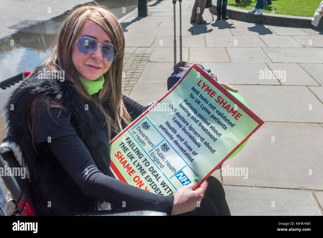 Londres, Royaume-Uni. 1er mai 2018. Au Parlement européen a souligné la campagne de graves dangers de la maladie de Lyme de morsures de tiques, appelant à l'éducation du public et de l'ENM d'abandonner les essais inutiles et de s'attaquer à cette maladie qui tue sérieusement avec tests et traitements efficaces. Le danger peut être amoindrie par des vêtements appropriés sur les promenades à travers les herbes hautes ou les bois et par l'élimination correcte et rapide des tiques attachées à peau à l'aide d'un simple appareil. Crédit : Peter Marshall/Alamy Live News Banque D'Images