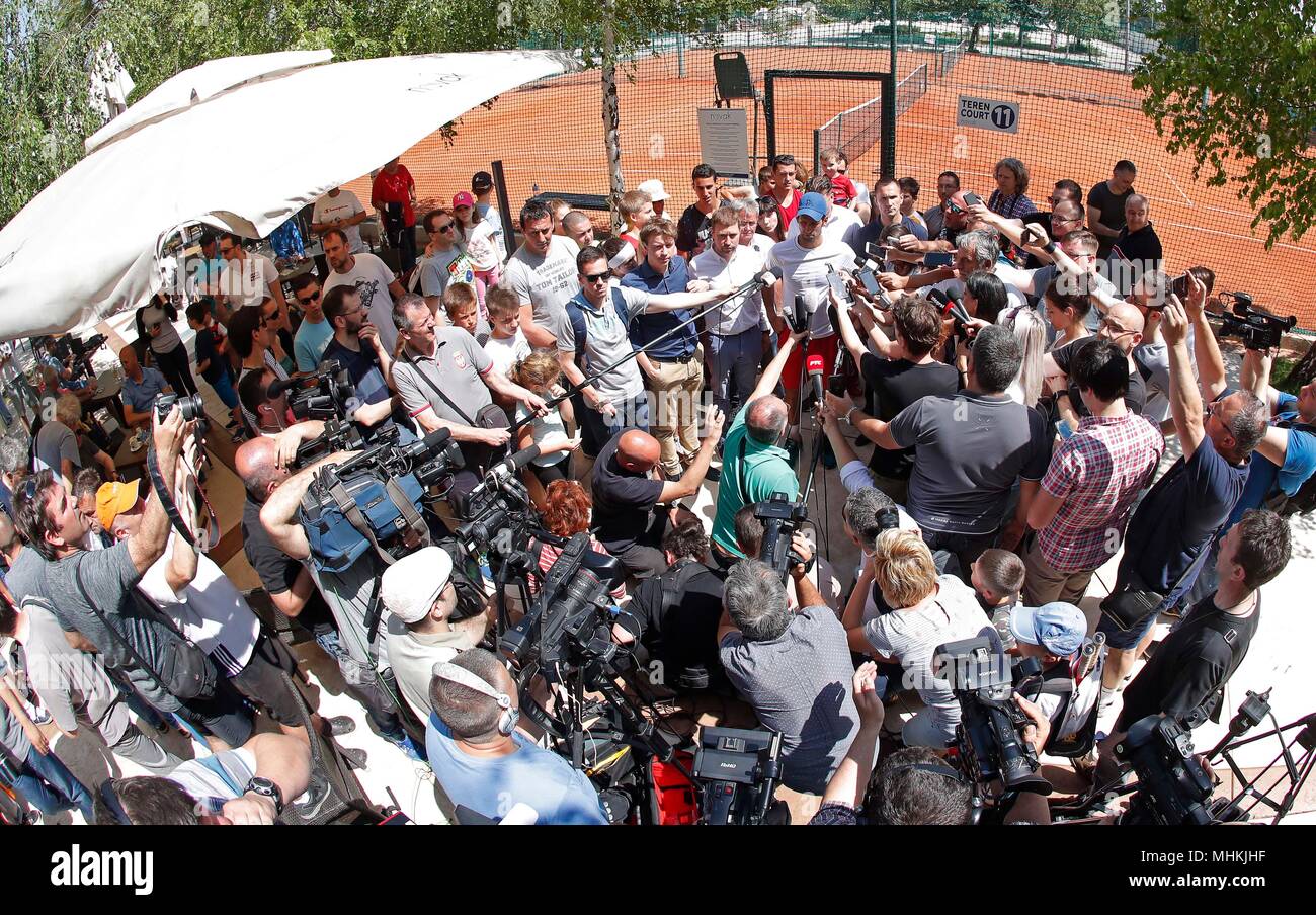 (180502) -- BELGRADE, le 2 mai 2018 (Xinhua) -- la Serbie de Novak Djokovic, joueur de tennis s'adresse aux médias après une session de formation à Belgrade, Serbie le 2 mai 2018.(Xinhua/Predrag Milosavljevic) Banque D'Images