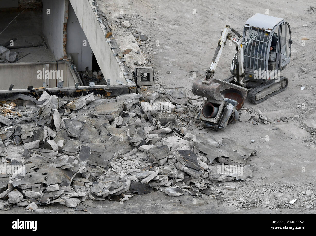 02 mai 2018, l'Allemagne, Potsdam : un bulldozer élimine les débris sur le toit de l'université en s'appuyant sur l'Alter Markt. Les travaux de démolition hors sol doit être terminée à l'été 2018, alors que l'ensemble du démantèlement du complexe de l'université doit être remplie par l'automne. Photo : Bernd Settnik/dpa-Zentralbild/dpa Banque D'Images