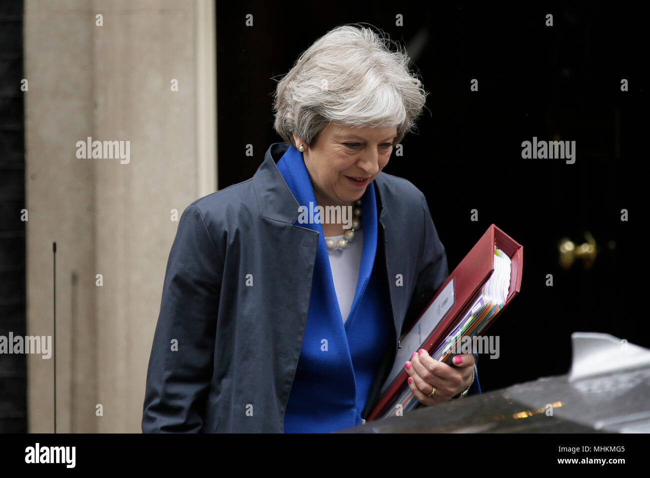 London, Londres, Royaume-Uni. 2 mai, 2018. Le Premier ministre britannique Theresa peut laisse 10 Downing Street pour Questions au Premier ministre à la Chambre des communes, à Londres, Angleterre le 2 mai 2018. La confiance dans les négociations de la Grande-Bretagne Brexit avec succès fin atteint un nouveau creux, selon un nouveau sondage d'opinion publié mardi. Crédit : Tim Irlande/Xinhua/Alamy Live News Banque D'Images