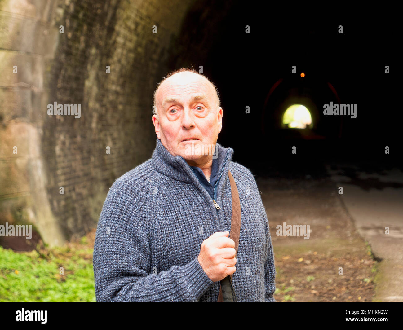 Ashbourne, UK. 2 mai, 2018. Ancien combattant des Forces armées britanniques aveugle Simon Mahoney à l'entrée de tunnel Tissington, Ashbourne, avant son lancement de livre « descente dans l'obscurité' qu'il a écrit comme un aperçu aux milliers qui ont et sont en train de perdre leur vue, leurs soignants et professionnels travaillant dans le domaine des soins des yeux. De : Doug Blane/Alamy Live News Banque D'Images