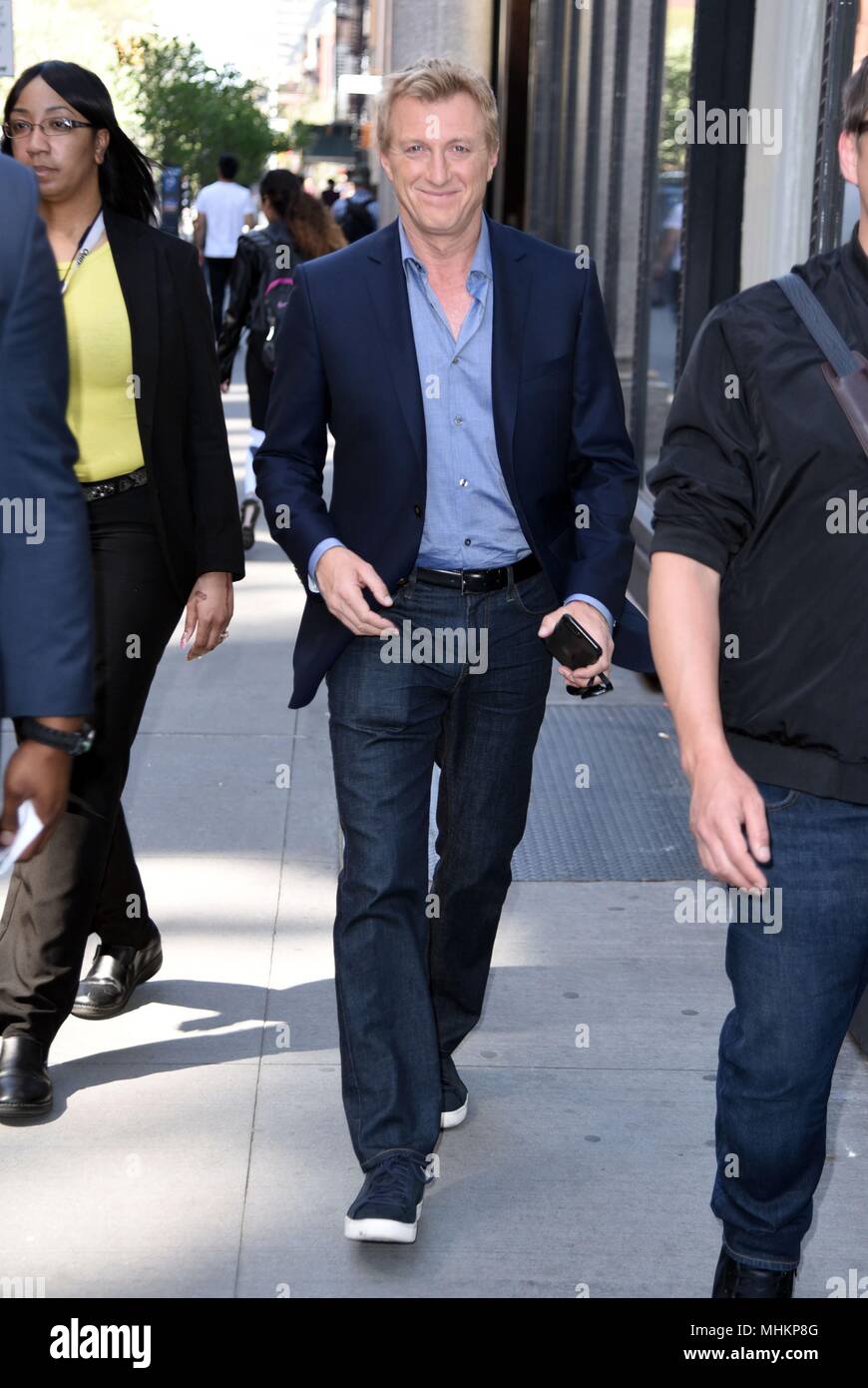 New York, NY, USA. 2 mai, 2018. William Zabka, vu à construire pour promouvoir la série COBRA KAI dehors et environ pour la célébrité Candids - WED, New York, NY Le 2 mai 2018. Credit : Derek Storm/Everett Collection/Alamy Live News Banque D'Images