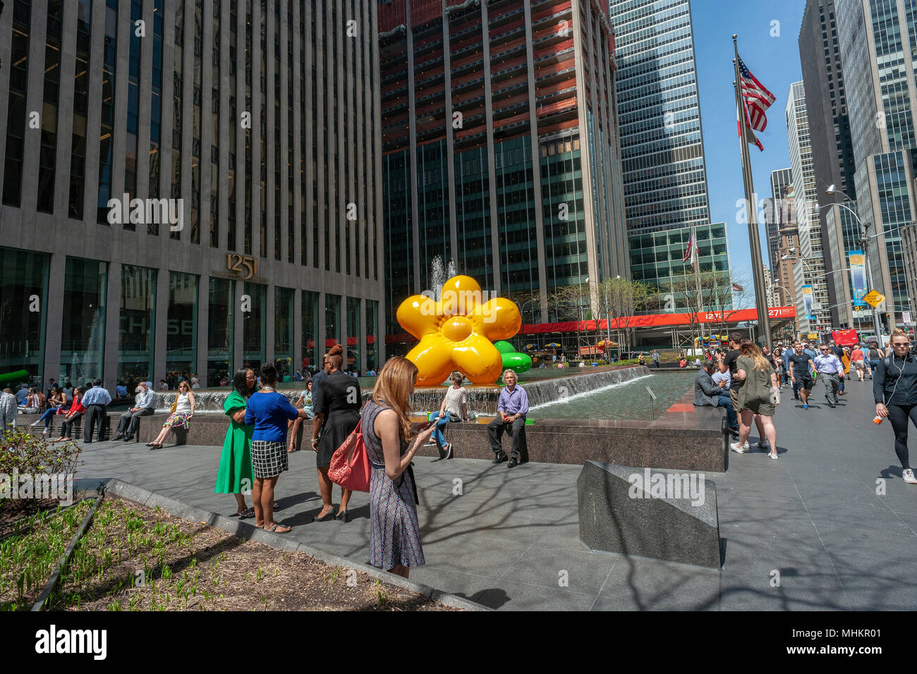 New York, USA. 2e mai 2018. Les visiteurs et les travailleurs sur la sixième Avenue, à New York, profitez de beau temps, de flirter avec 90 degrés devant 'Grandi' le mercredi 2 mai 2018. Six ballons gonflables la floraison, l'art public créé par PLAYLAB, INC, sont répartis le long de la sixième Avenue et sont parrainés par l'Association de l'Avenue des Amériques. Ils continueront à fleurir jusqu'en juin. Les températures chaudes sont attendus jusqu'à la fin de semaine. (Â© Richard B. Levine) Crédit : Richard Levine/Alamy Live News Banque D'Images