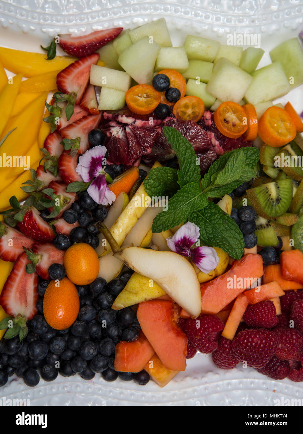Une belle assiette de fruits nutritifs colorés frais y compris des baies,  melon, kiwi, poire,et plus Photo Stock - Alamy