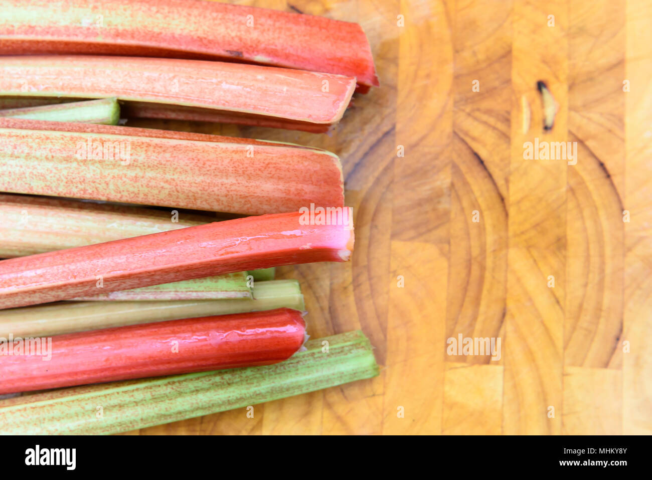 Matières premières fraîches fruits rhubarbe avec fond brun Banque D'Images