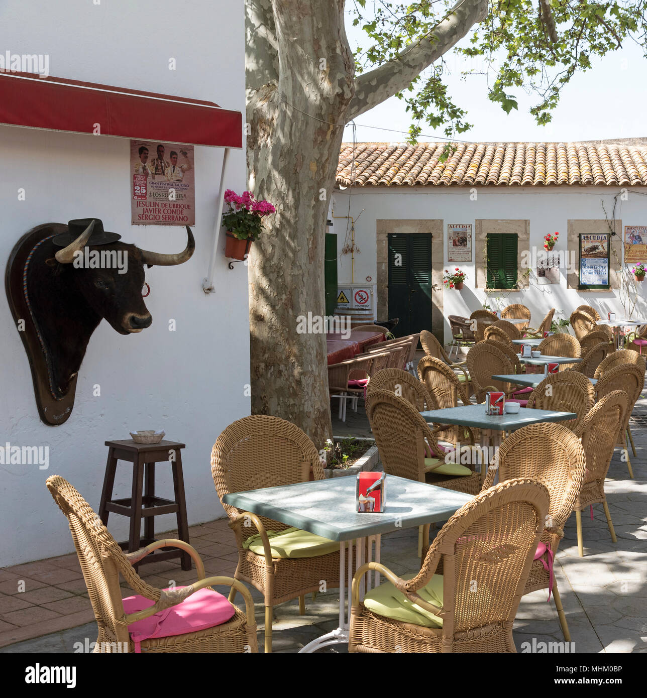 Alcudia, Majorque, Espagne, 2018. Un restaurant, café, bar à l'arène, dans le vieux quartier d'Alcudia, Majorque, Iles Baléares. Banque D'Images