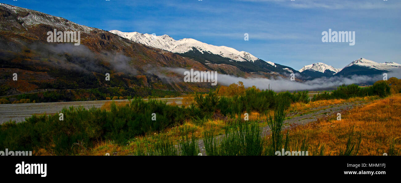 Une vue sur les alpes du sud entre dans l'Église du Christ et Greymouth, Nouvelle-Zélande. Banque D'Images