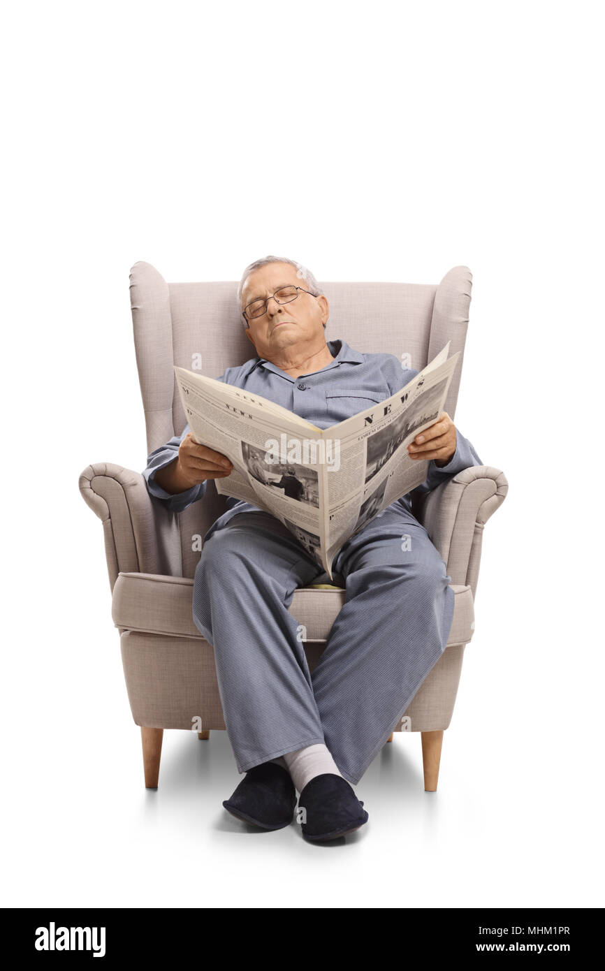 Homme mature avec un journal de dormir dans un fauteuil isolé sur fond blanc Banque D'Images