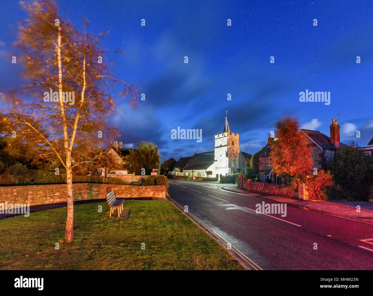 L'église du village et la localité road Banque D'Images