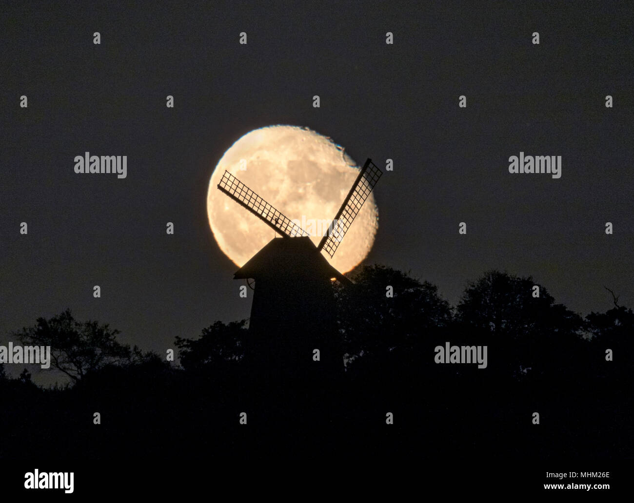 Super pleine Lune prends derrière moulin à vent de Bembridge Banque D'Images