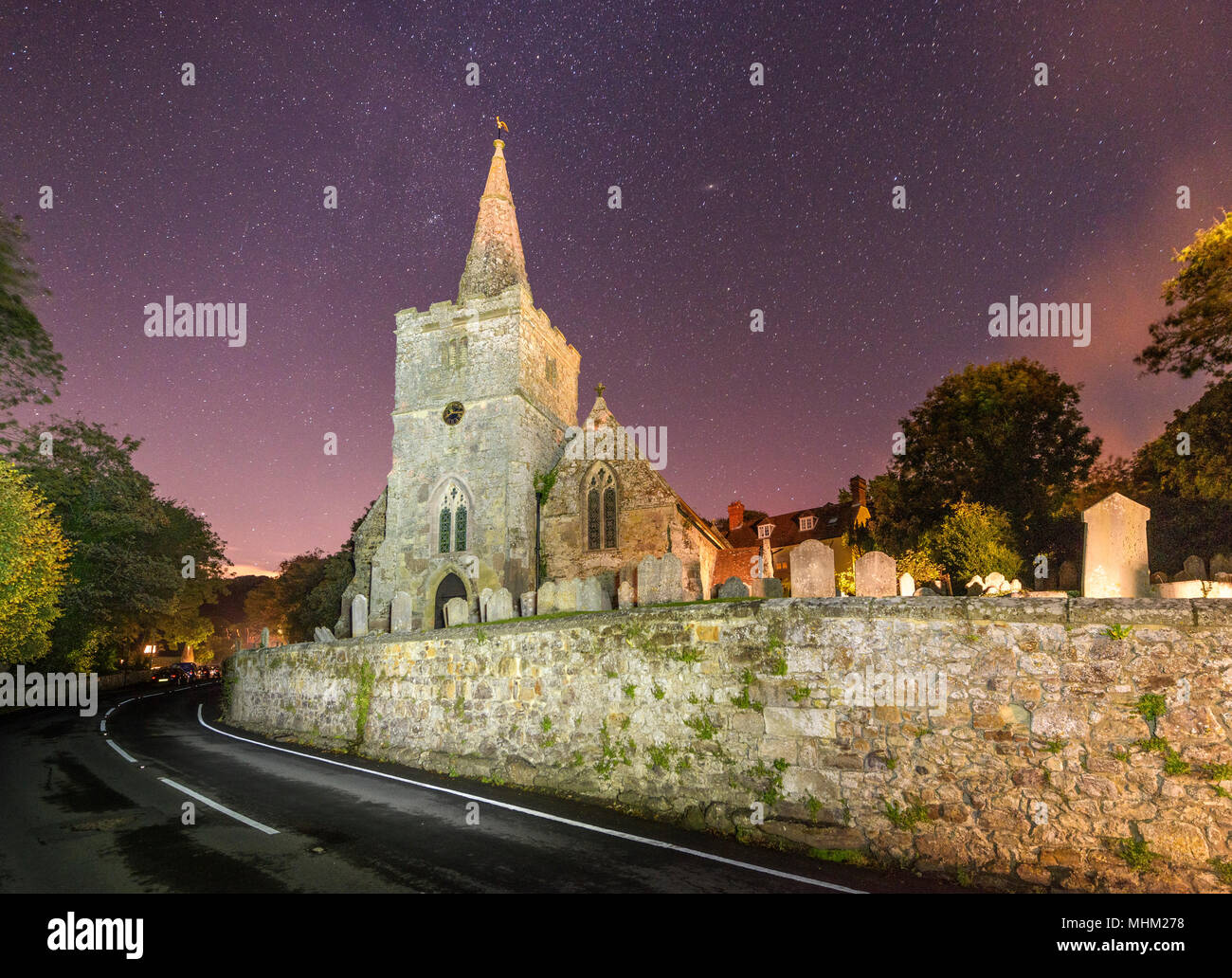 L'église du village de Saint Pierre à Shorwell sous les étoiles la nuit Banque D'Images