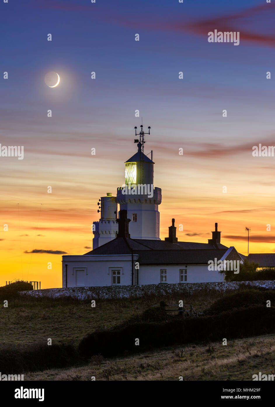 St Catherine's phare avec un croissant de lune Banque D'Images