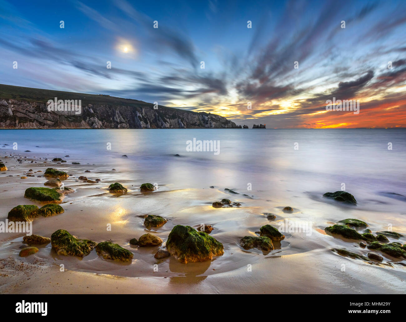 Lune sur la côte de la Baie d'alun et les aiguilles avec des pierres sur la rive Banque D'Images