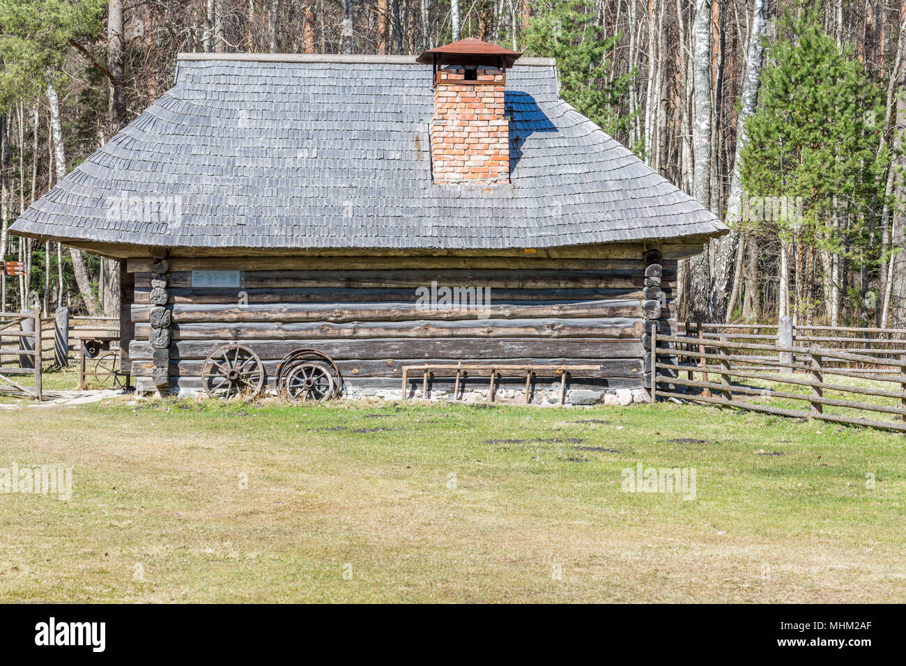 Ancienne grange en rondins avec un toit de chaume dans le village Banque D'Images