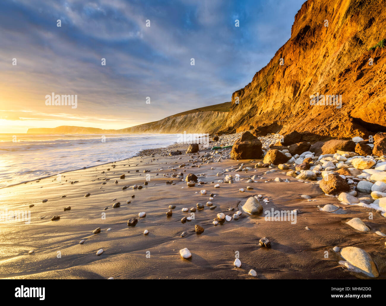 Le soleil à la plage de rochers à Compton Bay Banque D'Images
