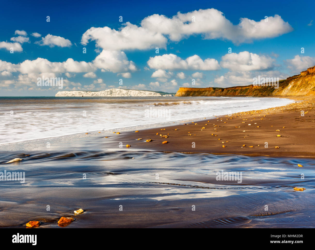 Le soleil à la plage de rochers à Compton Bay Banque D'Images
