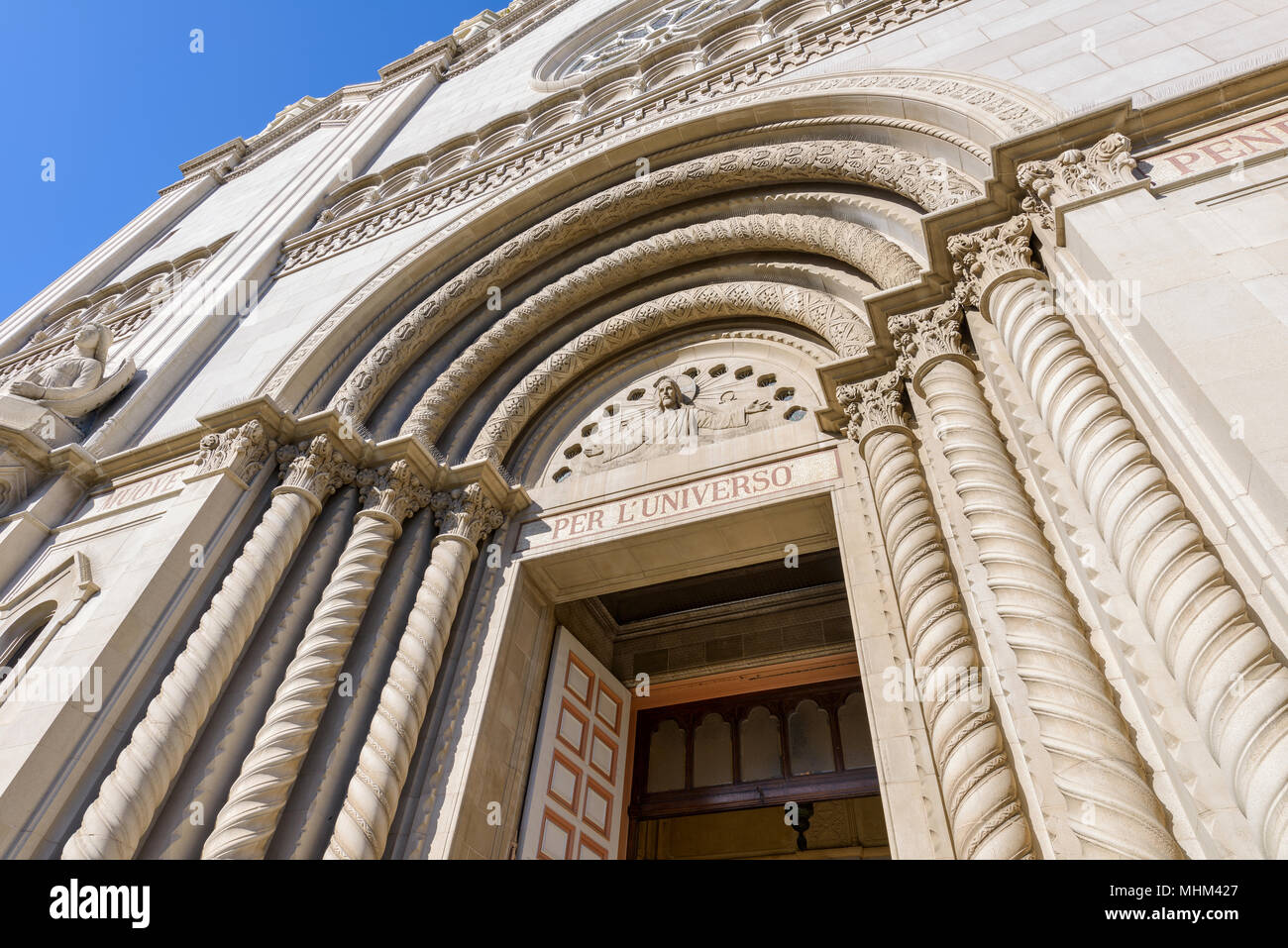 Entrée de l'Église Saints Pierre et Paul - un faible angle de vue rapprochée de l'entrée des Saints Pierre et Paul, Église San Francisco, CA, USA. Banque D'Images