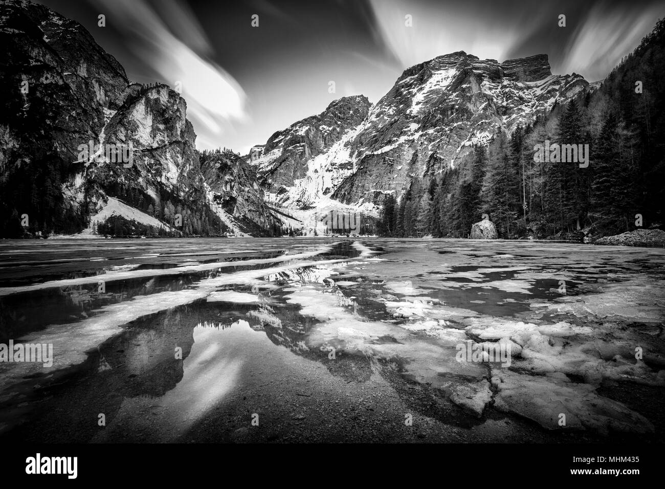 Le lac Braies de gel en italie Banque D'Images