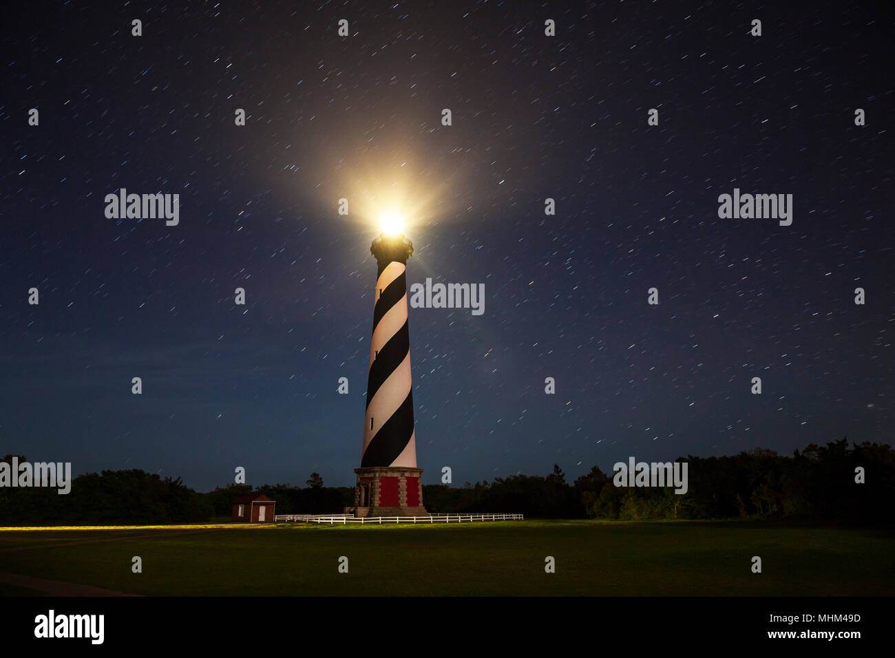 NC01608-00...CAROLINE DU NORD - la lumière des étoiles à Cape Hatteras Lighthouse à Buxton sur les bancs extérieurs, Cape Hatteras National Seashore. Banque D'Images