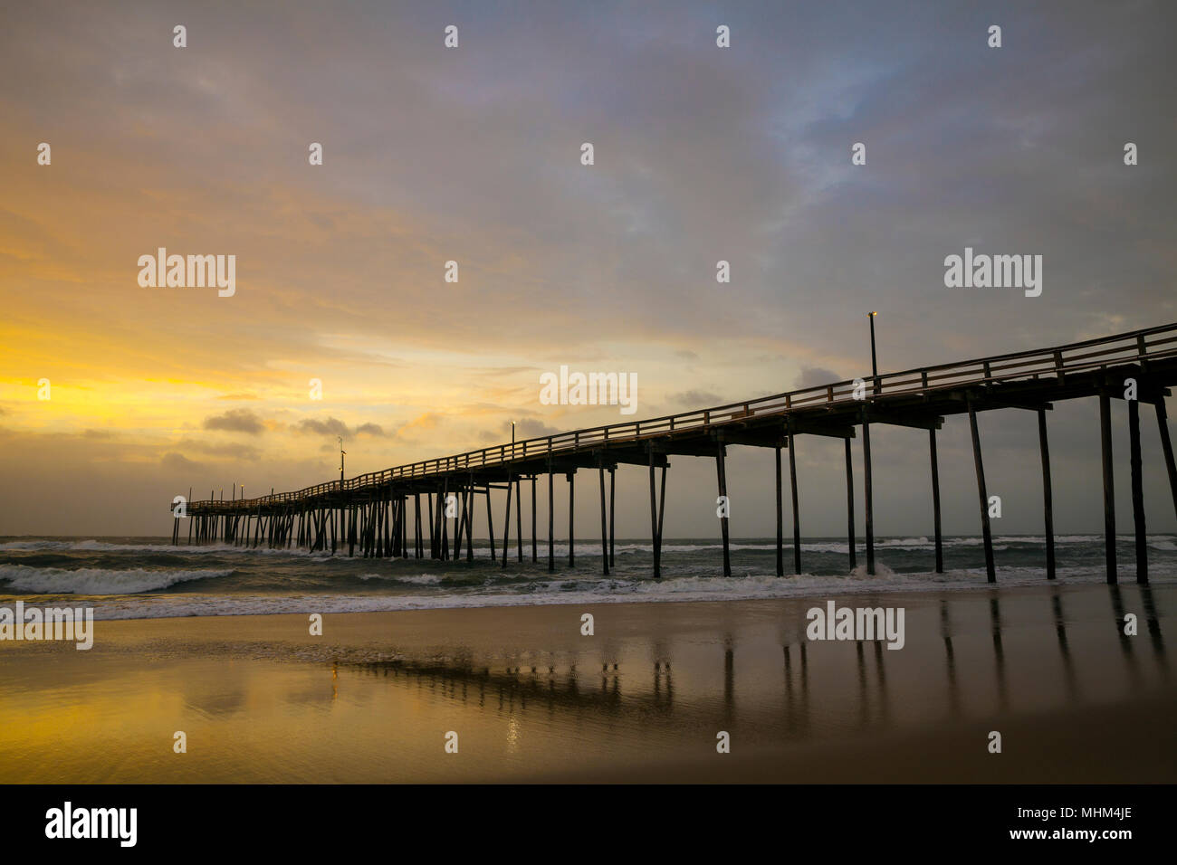 NC01633-00...CAROLINE DU NORD - Lever du Soleil à Avon Pier sur Hatteras Island le long de l'Outer Banks, Cape Hatteras National Seashore. Banque D'Images