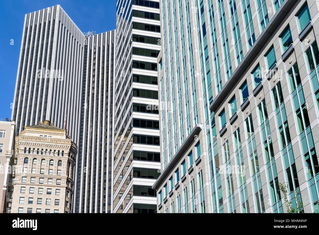 La ville moderne - une vue rapprochée des gratte-ciel dans le quartier financier de San Francisco, Californie, USA. Banque D'Images