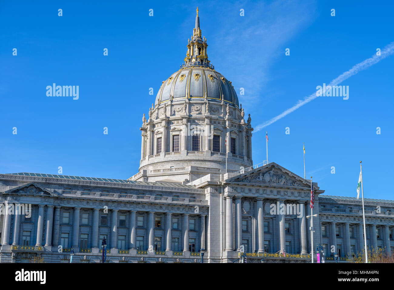 San Francisco City Hall - un close-up vue avant du bâtiment de l'Hôtel de ville de San Francisco et son dôme doré. San Francisco, Californie, USA. Banque D'Images