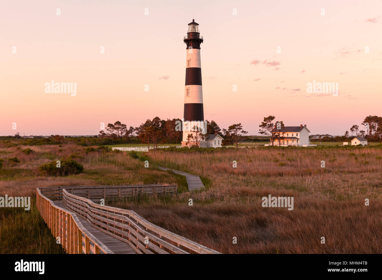 NC01656-00...CAROLINE DU NORD - Lever du Soleil à Bodie Island Lighthouse sur Bodie Island le long de l'Outer Banks, Cape Hatteras National Seashore. Banque D'Images