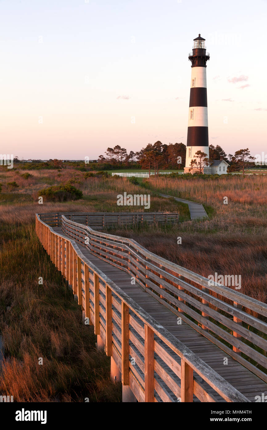 NC01657-00...CAROLINE DU NORD - Lever du Soleil à Bodie Island Lighthouse sur Bodie Island le long de l'Outer Banks, Cape Hatteras National Seashore. Banque D'Images