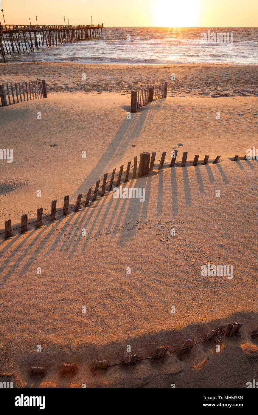 NC01693-00...CAROLINE DU NORD - Lever du Soleil à l'Outer Banks la jetée de pêche dans la ville de Nags Head sur les bancs extérieurs. Banque D'Images