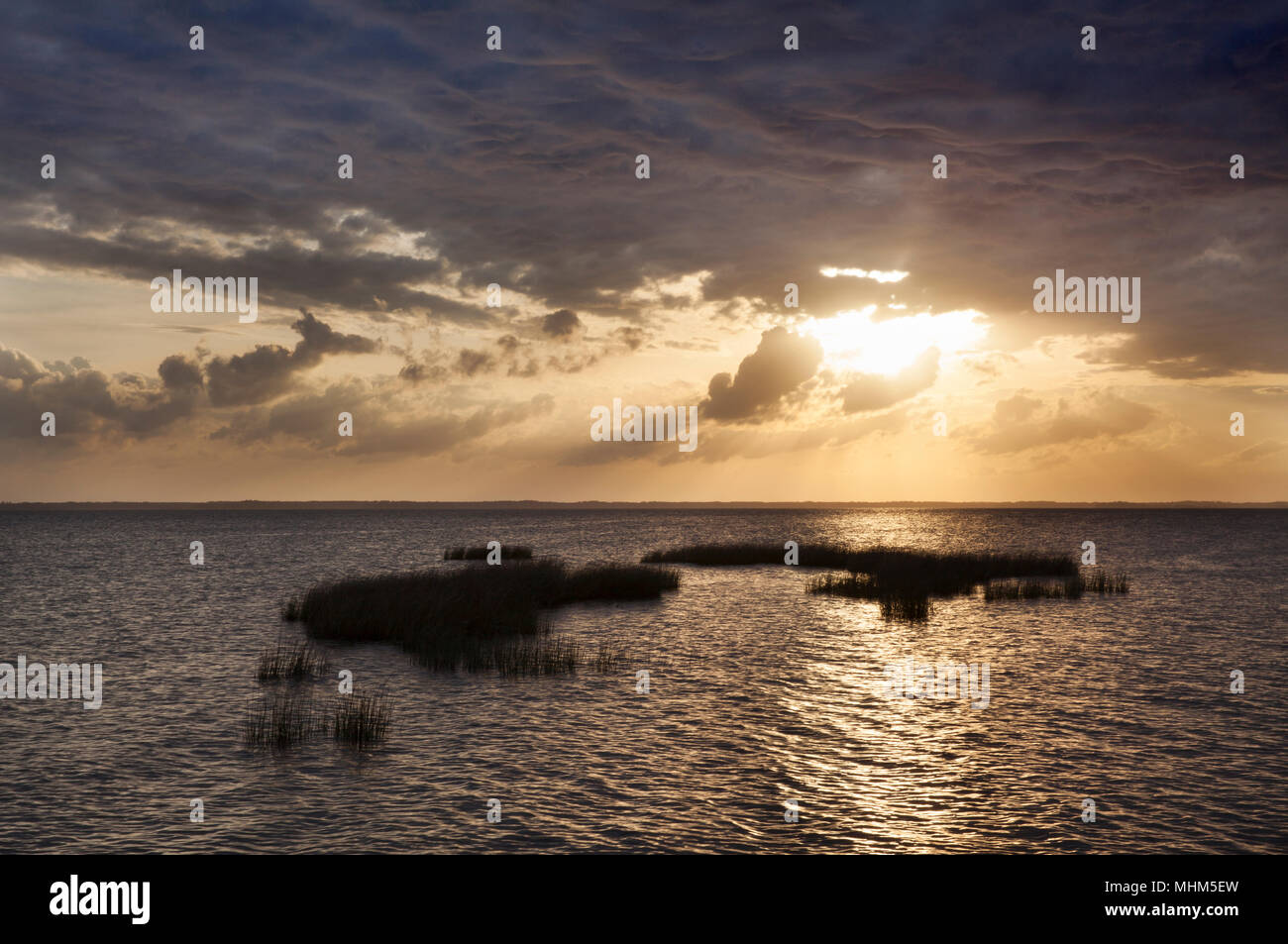 NC01746-00...CAROLINE DU NORD - Coucher de soleil sur le traversier Currituck Sound de la promenade dans la ville de Duck. Banque D'Images
