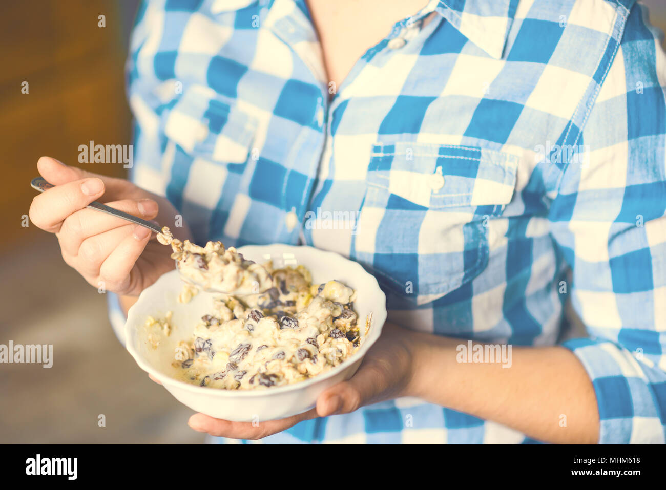 La jeune fille une assiette de muesli Banque D'Images