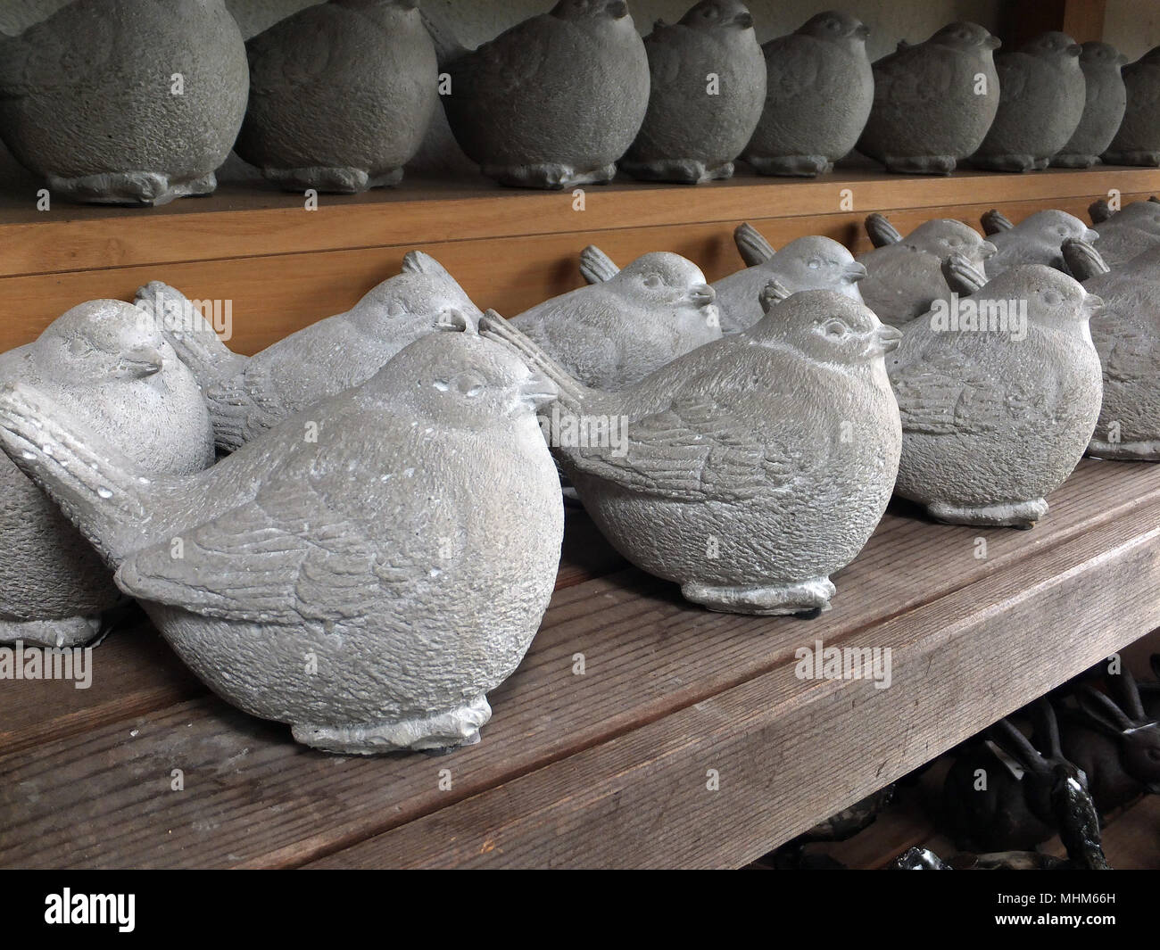 Une rangée d'ornements d'oiseaux en céramique pour le jardin Banque D'Images
