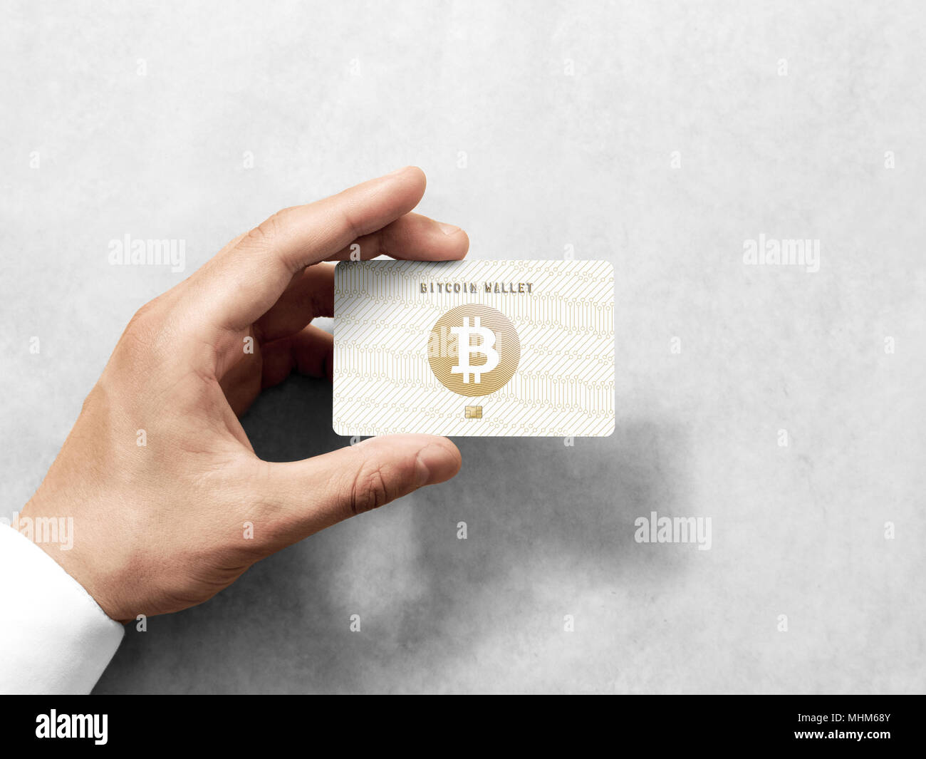 Tenir la main modèle de carte de bitcoin en relief avec le logo de l'or. En  plastique lisse cryptocurrency avant affichage de cartes de paiement, la  conception des maquettes. Porte-monnaie électronique Photo