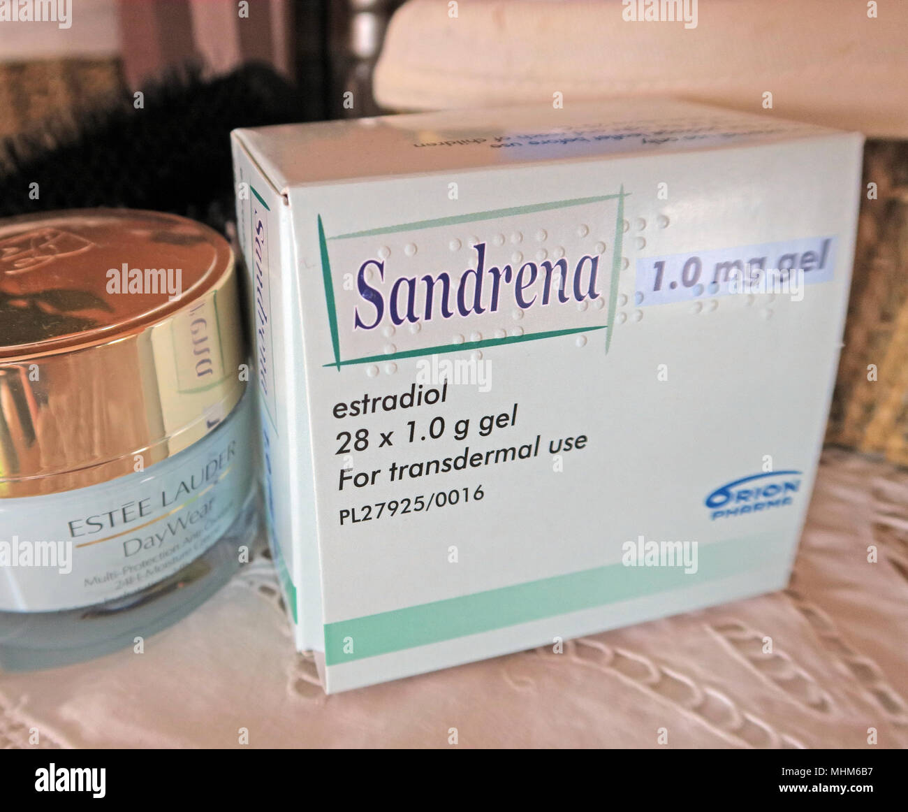 Sandrena Thérapie de remplacement d'Hormone HRT, Estradiol, médicament à usage transdermique sur la peau Banque D'Images