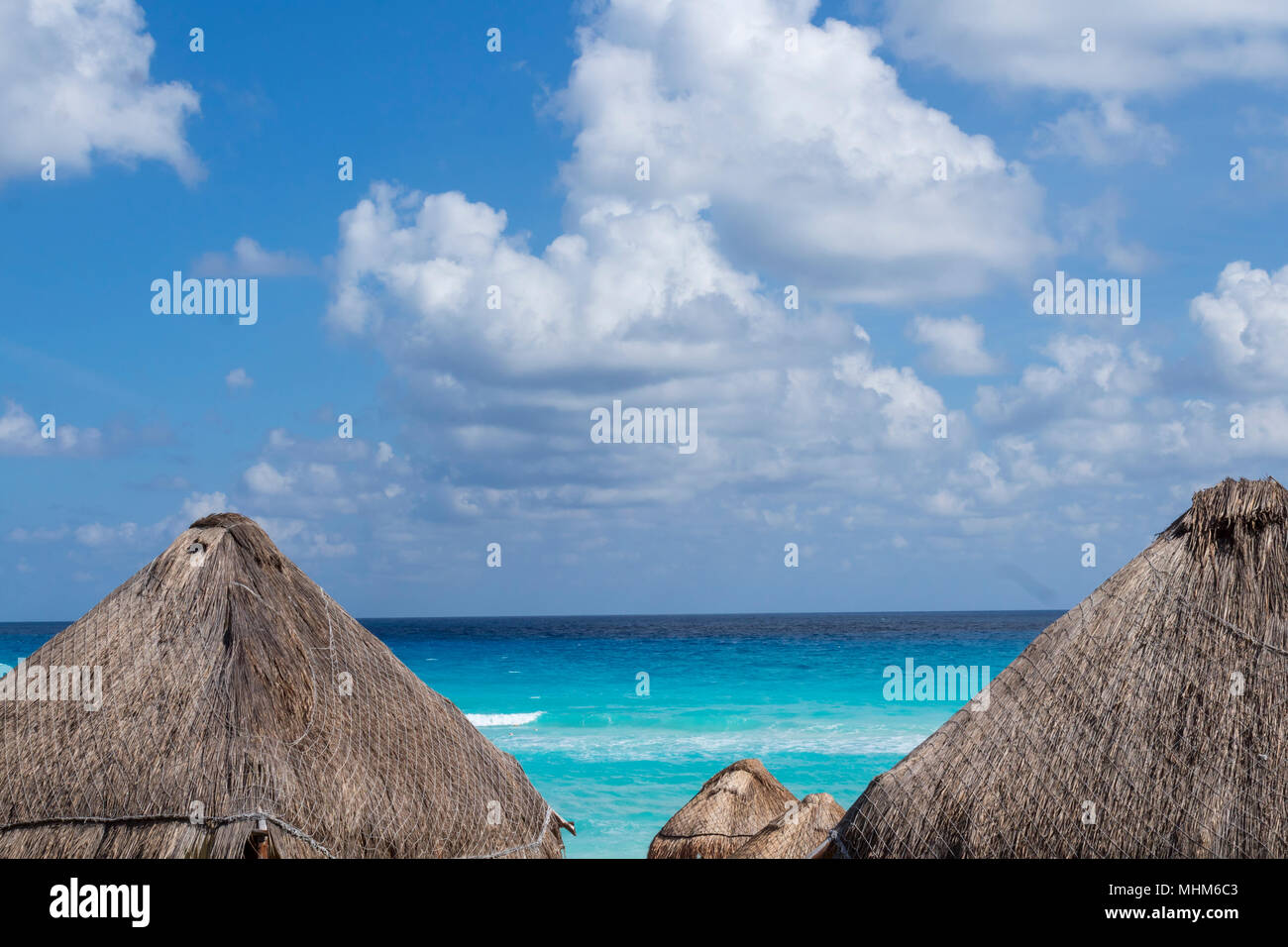 Plages de sable des Caraïbes eau turquoise et ciel bleu Banque D'Images