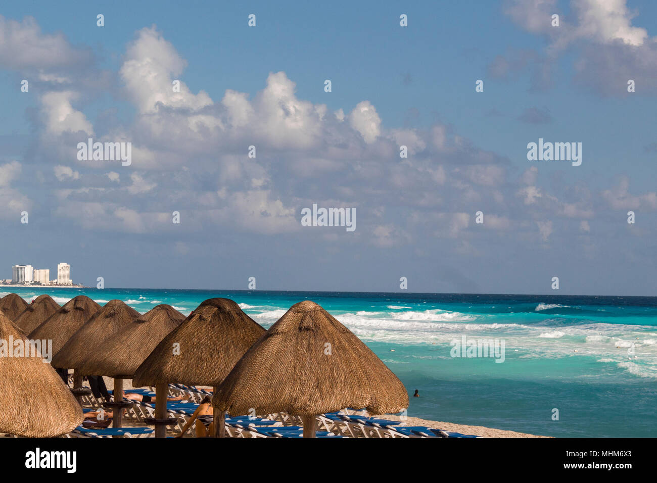 Plages de sable des Caraïbes eau turquoise et ciel bleu Banque D'Images