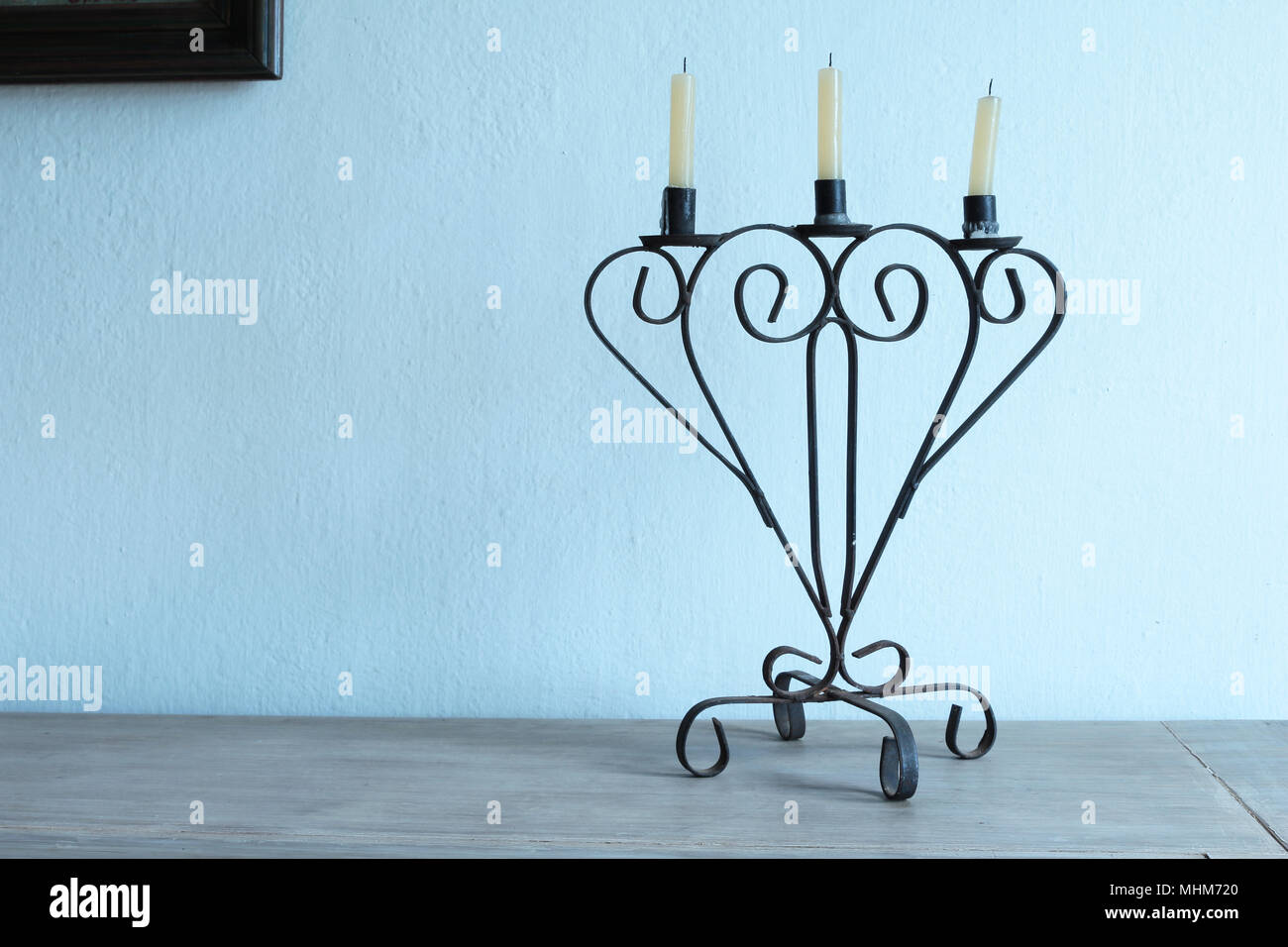 Ancien bougeoir avec trois bougies éteinte Banque D'Images