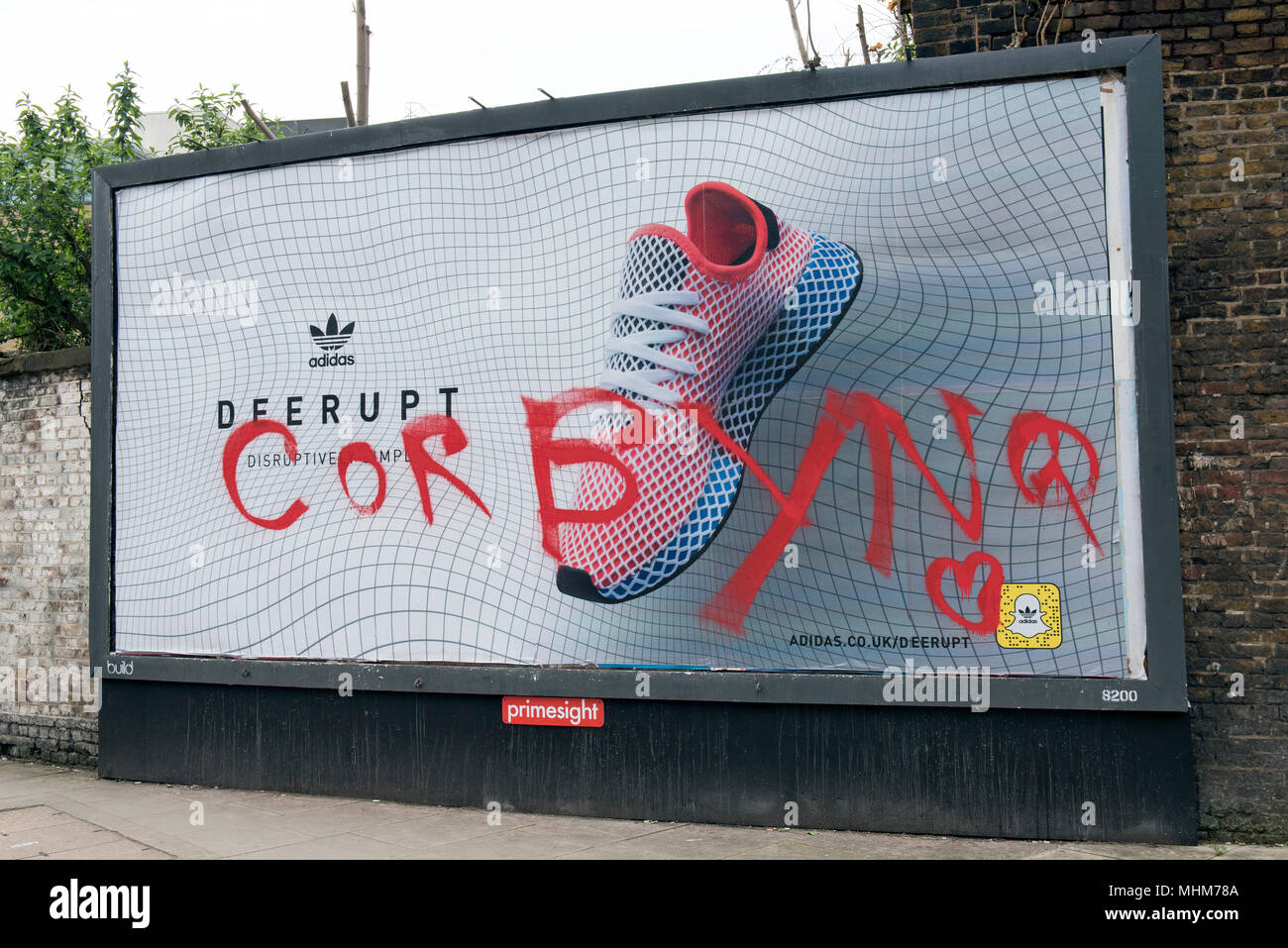 Corbyn Graffiti sur la publicité, Hornsey Road, Holloway Islington North London Angleterre Grande-Bretagne Royaume-Uni Banque D'Images