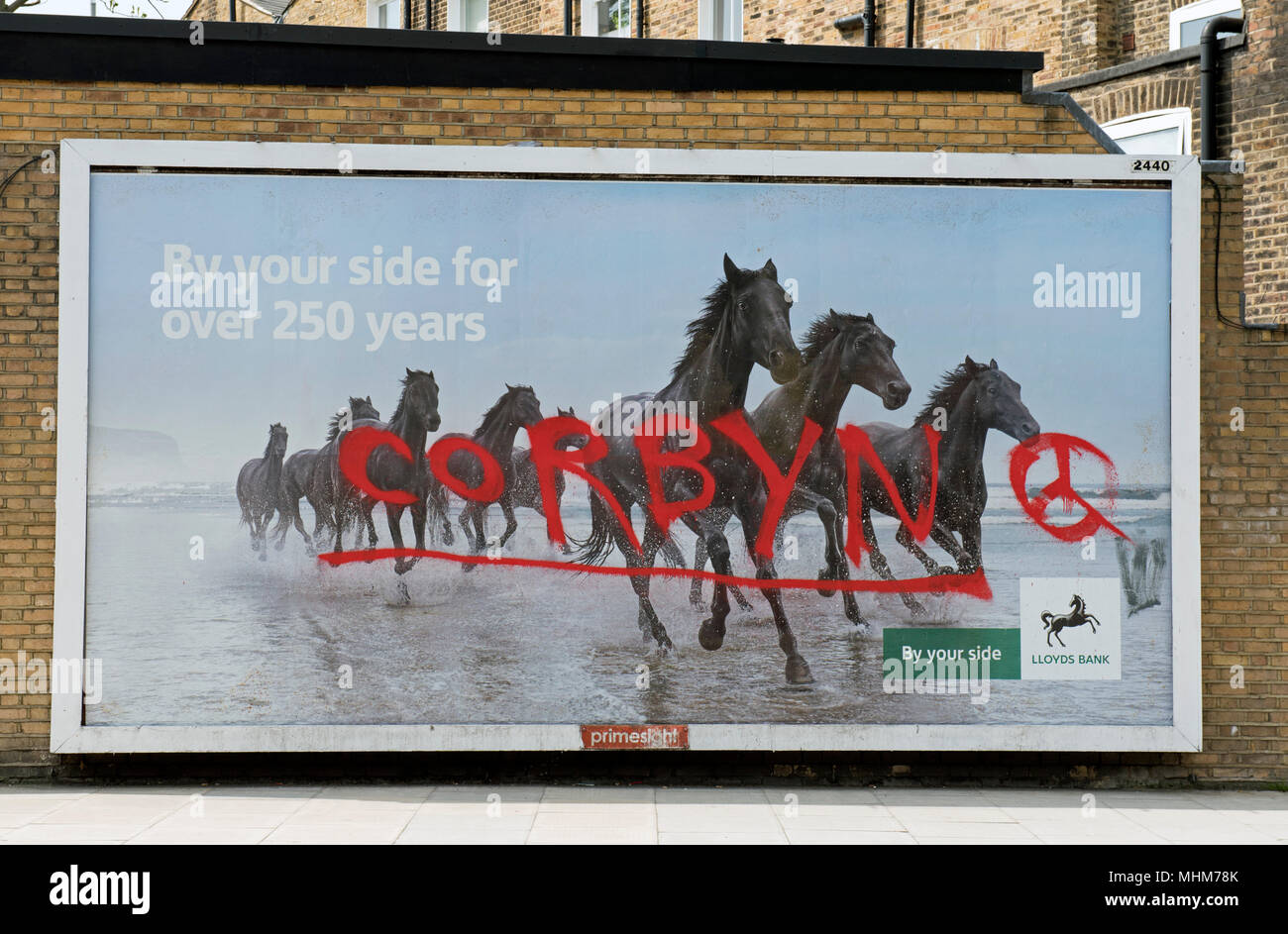 Corbyn Graffiti sur la Banque Lloyds advertisment, Hornsey Road, Islington Londres Angleterre Holloway Nord Grande-bretagne UK Banque D'Images