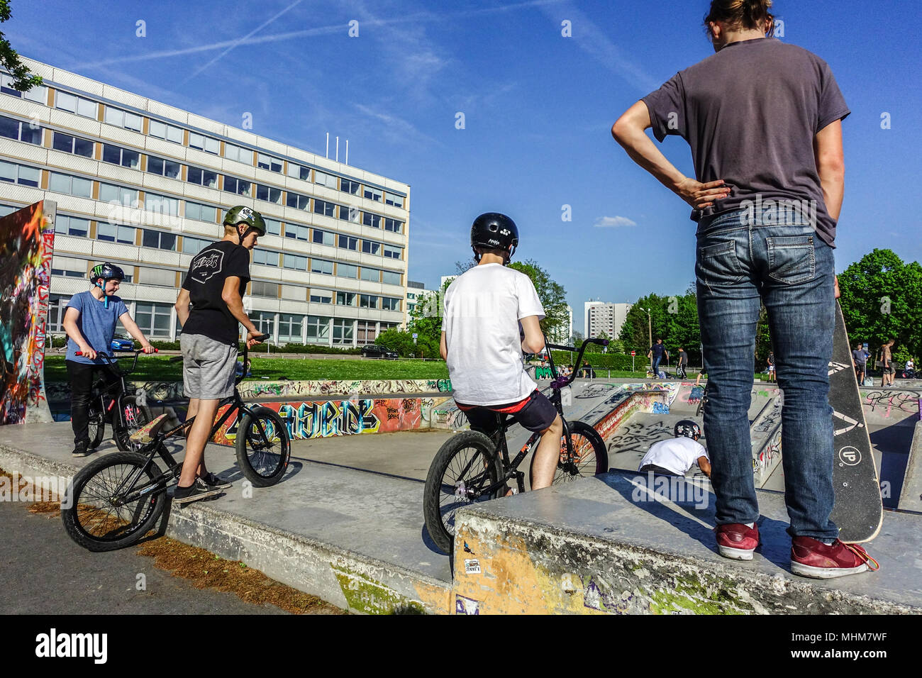 Les adolescents des vélos à un milieu urbain vtt et Skate parc Lingnerallee, Dresde, Saxe, Allemagne Banque D'Images