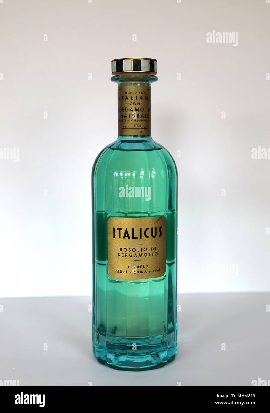 Italicus Rosolio Di Bergamotto 20 % d'alcool bouteille sur fond blanc Banque D'Images