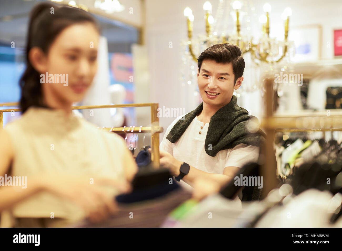 Les jeunes couples Choisissez des vêtements magasin de vêtements Banque D'Images