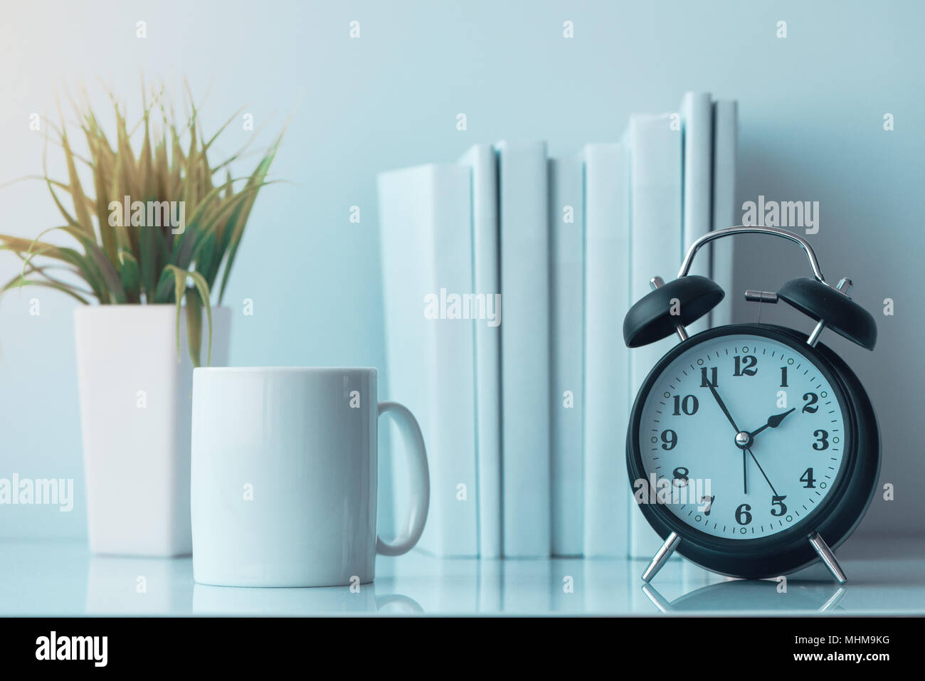 Pause café dans le bureau, blanc tasse avec boisson chaude sur le bureau Banque D'Images