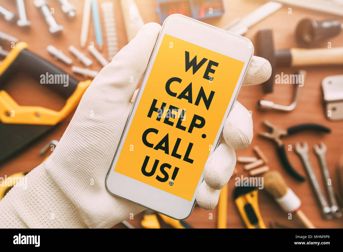 Handyman smart phone app contact message sur l'écran téléphone mole -Nous pouvons vous aider, veuillez nous appeler. Banque D'Images