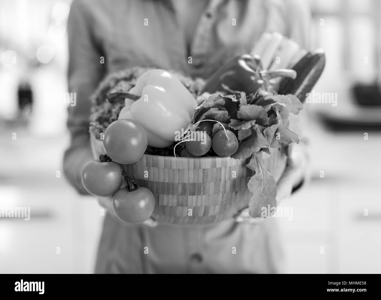 Gros plan sur assiette pleine de légumes dans une cuisine moderne dans la main de femme au foyer Banque D'Images